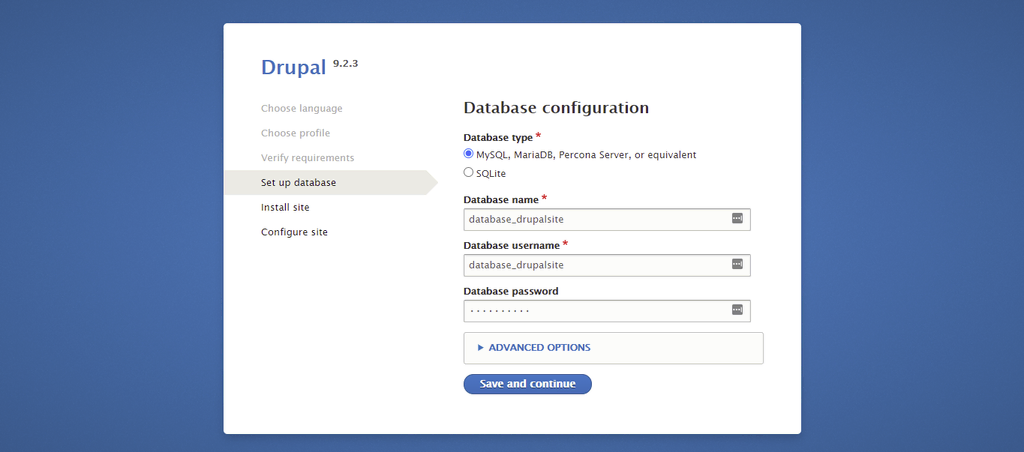 Voer de databasenaam en de andere gegevens in. Klik op Opslaan en ga verder om je website te configureren.
